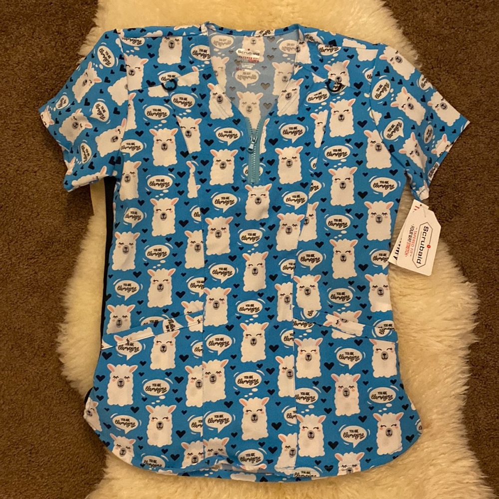 Llama Scrub Top. Womens medium